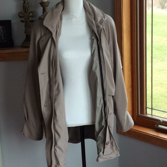 Lightweight jacket - Picture 3 of 3